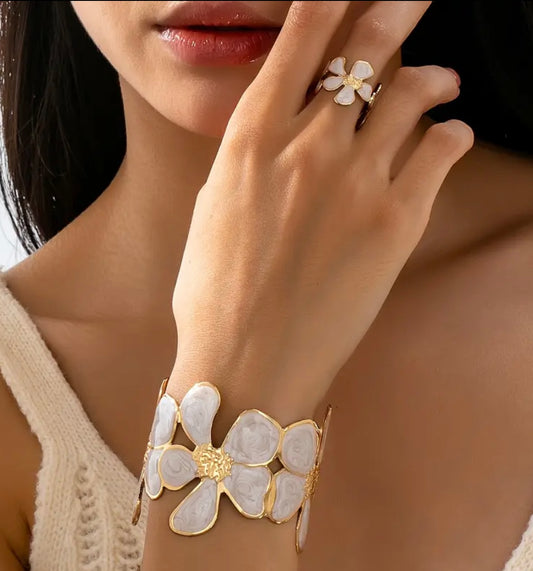 Large Flower Bracelet with Ring - Golden
