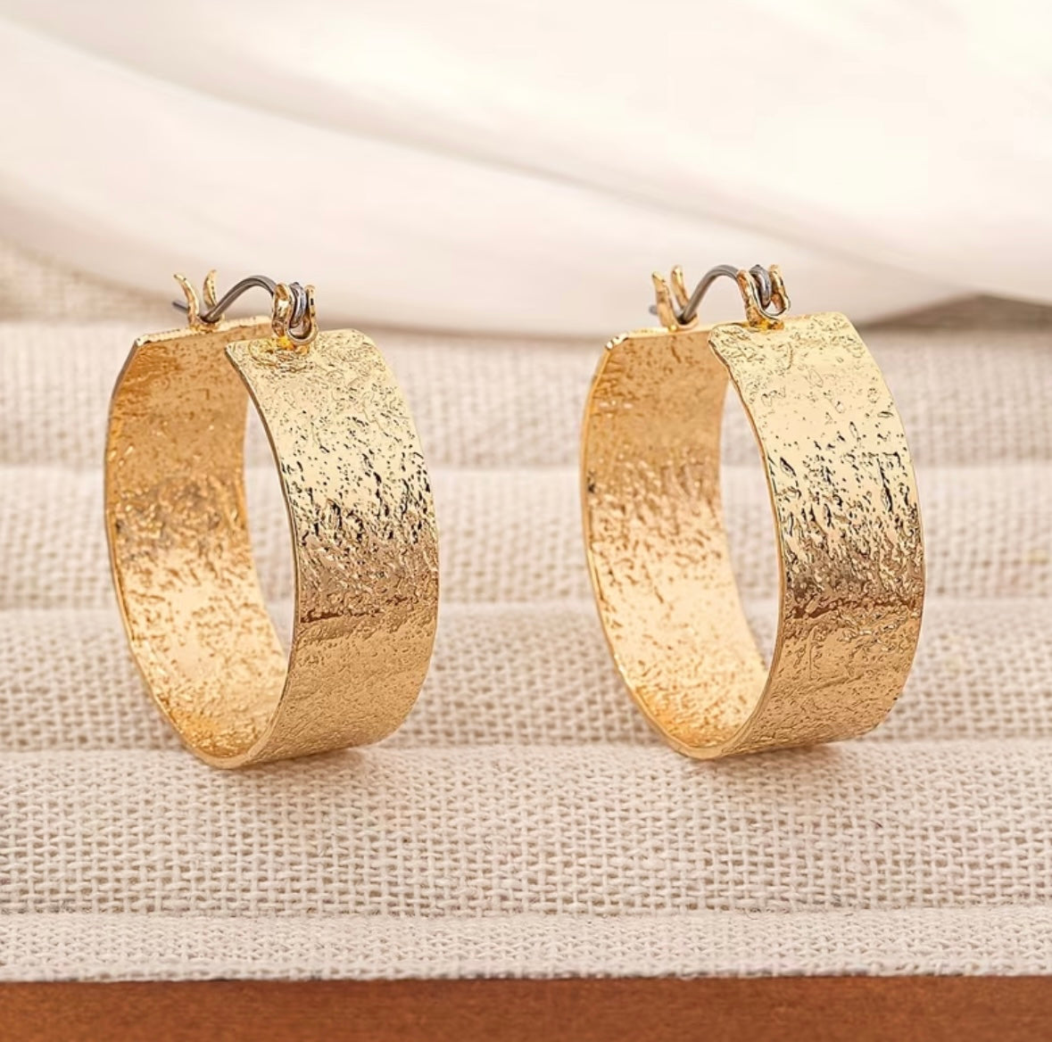 Round Shaped Hamered Hoop Earrings - Gold