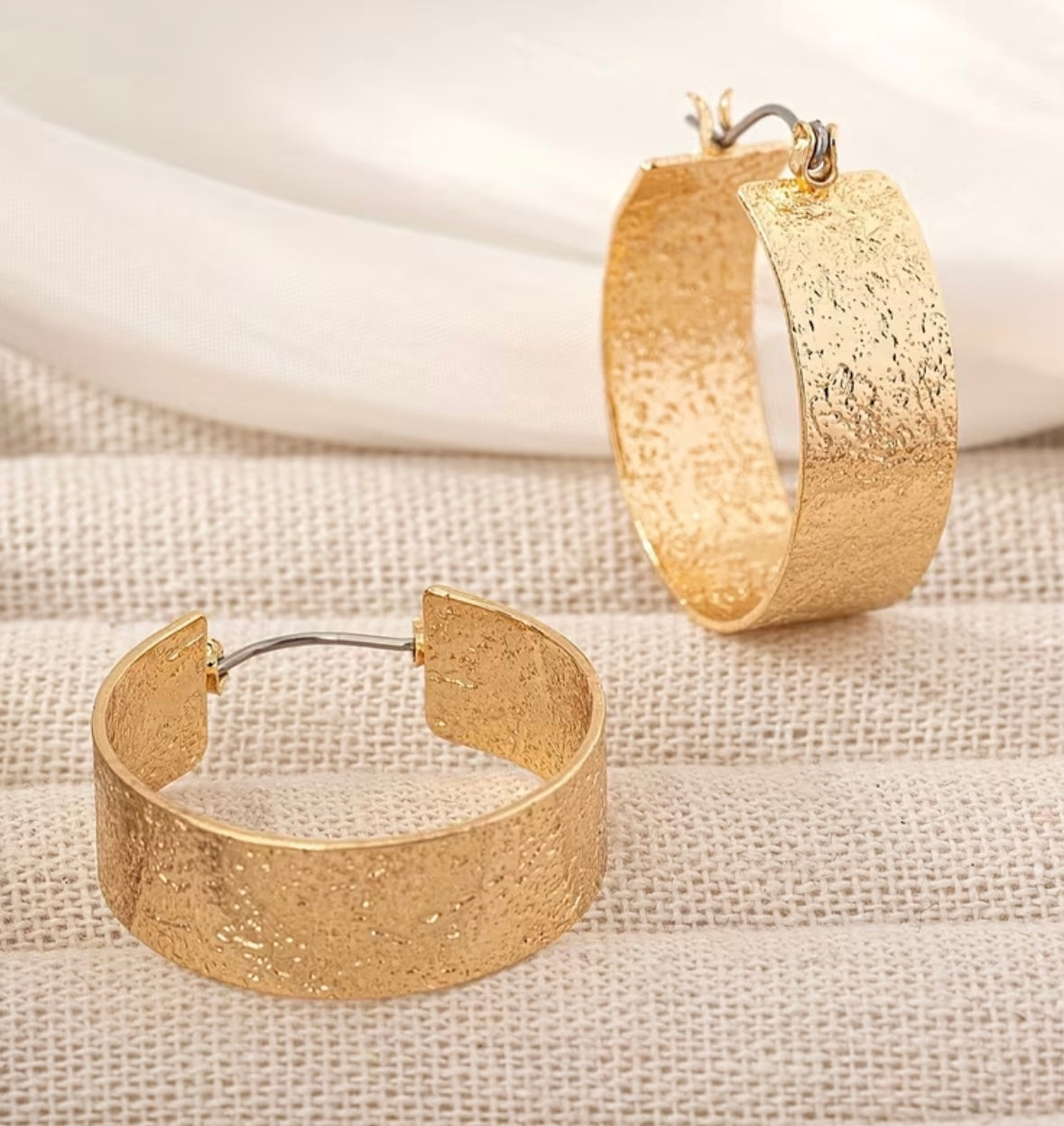 Round Shaped Hamered Hoop Earrings - Gold