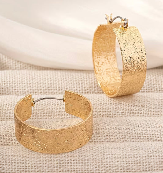 Round Shaped Hamered Hoop Earrings - Gold
