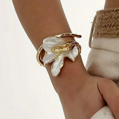 Flower-Shaped Open Bracelet - Gold
