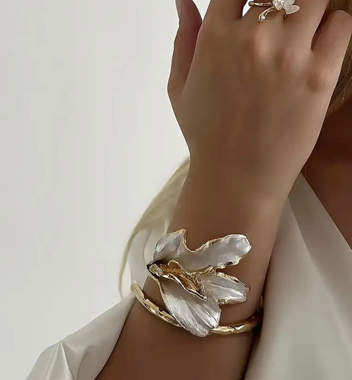 Flower-Shaped Open Bracelet - Gold